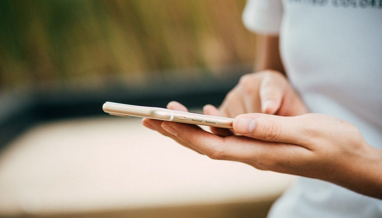 sembunyikan handphone
