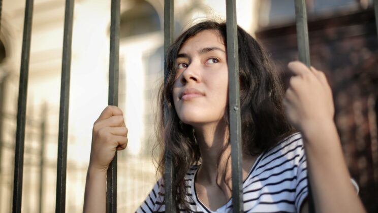 Mengapa Perempuan di Penjara dan Macan di Bebas Liarkan?