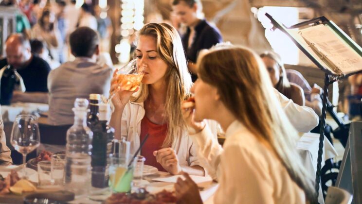 3 Cara Antirugi Makan di Restoran All You Can Eat