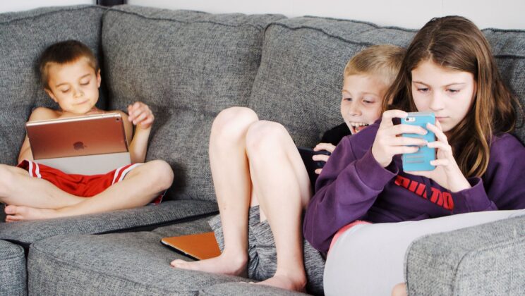 5 Aturan Jitu Menghindarkan Anak dari Kecanduan Gadget