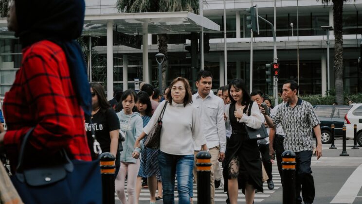 Gaji Rendah dan Keterasingan di Balik Kemilau Jakarta